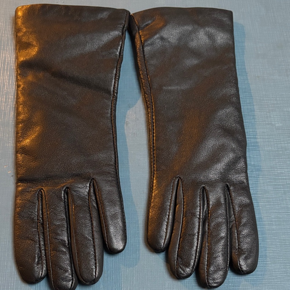 Elegant Black Leather Gloves size M